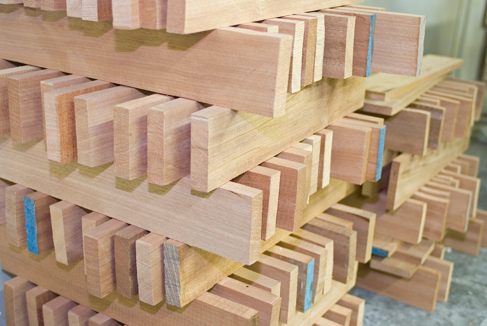 Abgelagertes Holz für den Akkordeonbau
