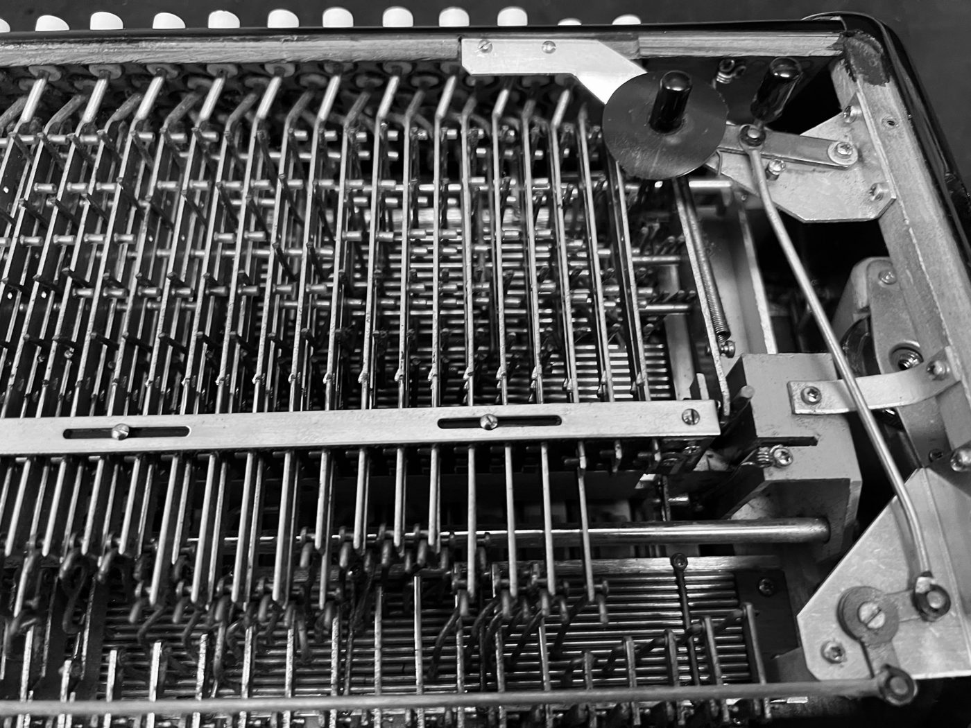 Bassmechanik eines Bugari-Akkordeons in der Werkstatt